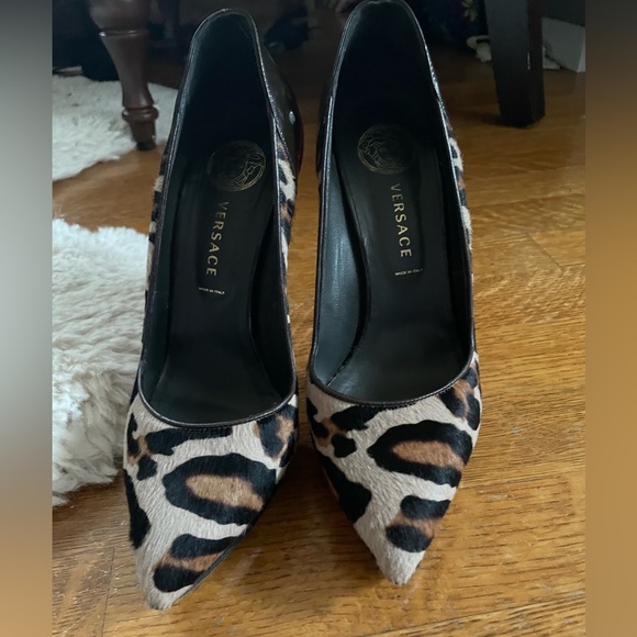 Beautiful Versace animal print pumps - Picture 7 of 8